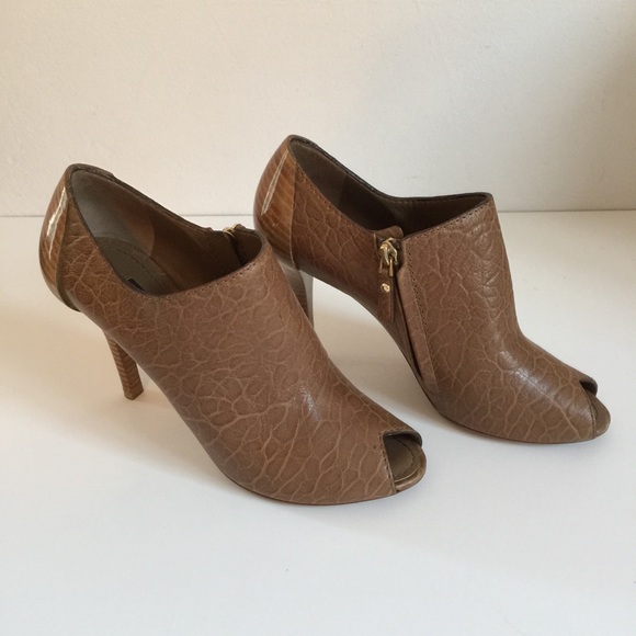 LOUIS VUITTON RUNWAY LIGHT BROWN FAUX CROC OPEN-TOE “CYPRESS” BOOTIE - Picture 9 of 12